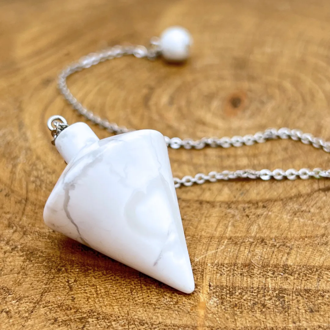 Pêndulo cónico em howlite natural polida com brilho suave disponivel na Sol Lua Milfontes