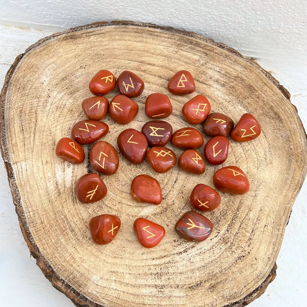 Conjunto de runas em jaspe vermelho natural polido com gravações rúnicas