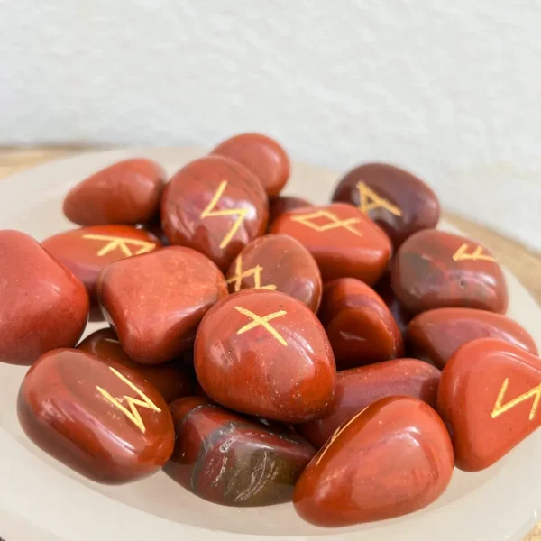 Runas de jaspe vermelho em pedras naturais polidas com símbolos gravados disponivel na Sol Lua Milfontes