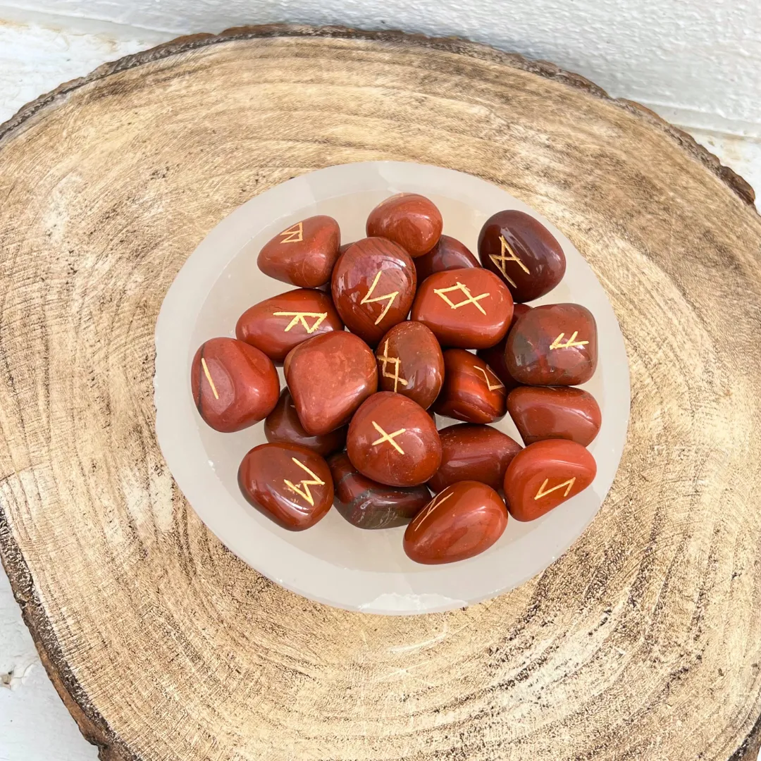 Pedras de runas em jaspe vermelho natural com tons vermelhos intensos