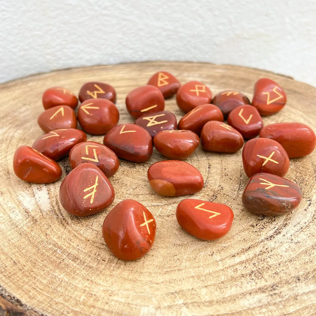 Runas de jaspe vermelho polido natural com gravações rúnicas visíveis