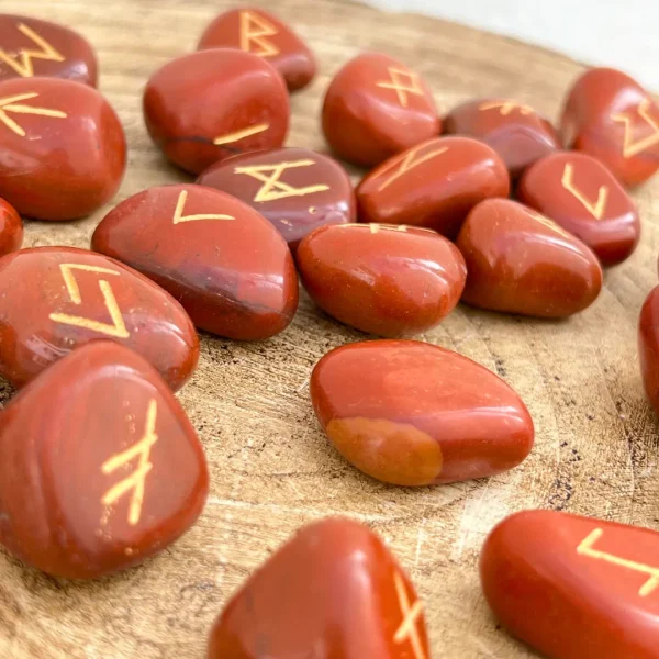 Conjunto de runas em jaspe vermelho natural com acabamento polido e símbolos