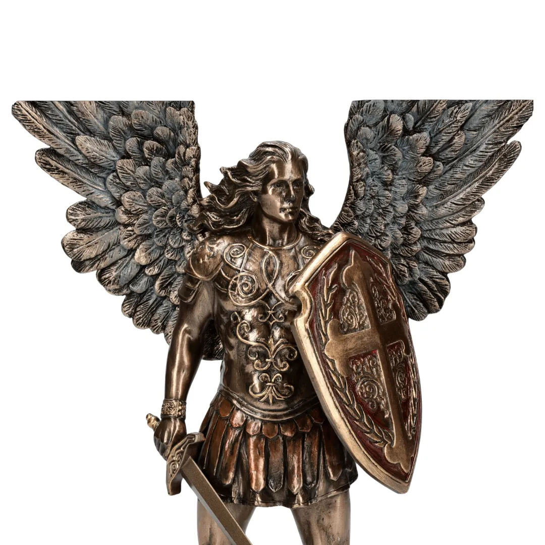 Detalhe da estátua Arcanjo Miguel com espada e asas