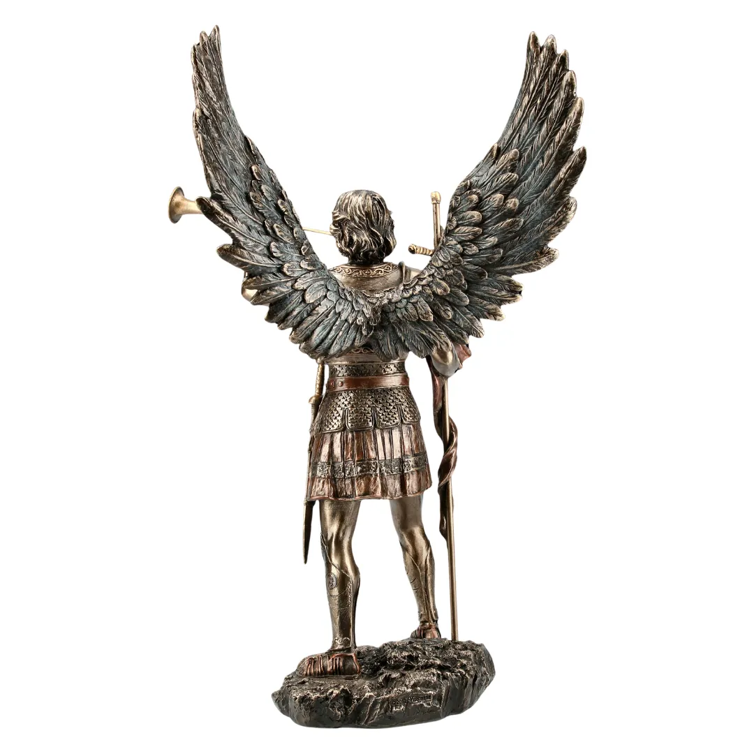 Escultura de Arcanjo Gabriel com simbolismo de proteção e luz