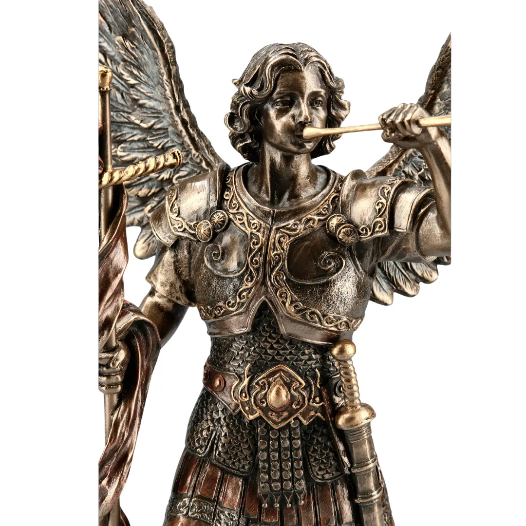 Estátua de Arcanjo Gabriel em pose serena com energia espiritual