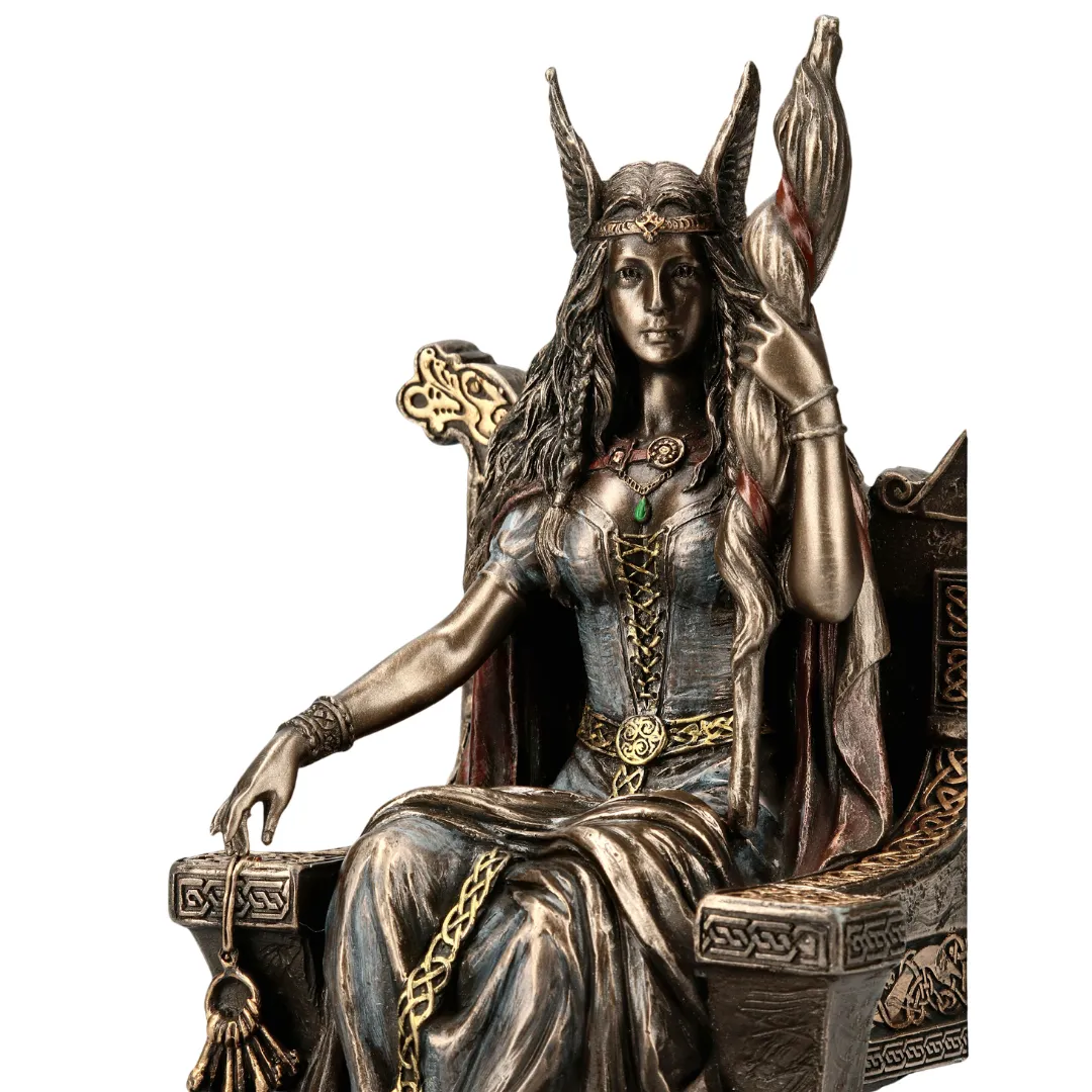 Detalhe da estátua Frigga decoração espiritual nórdica