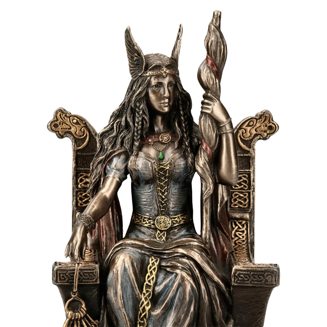 Estátua Frigga símbolo de proteção e sabedoria feminina disponivel na Sol Lua Milfontes
