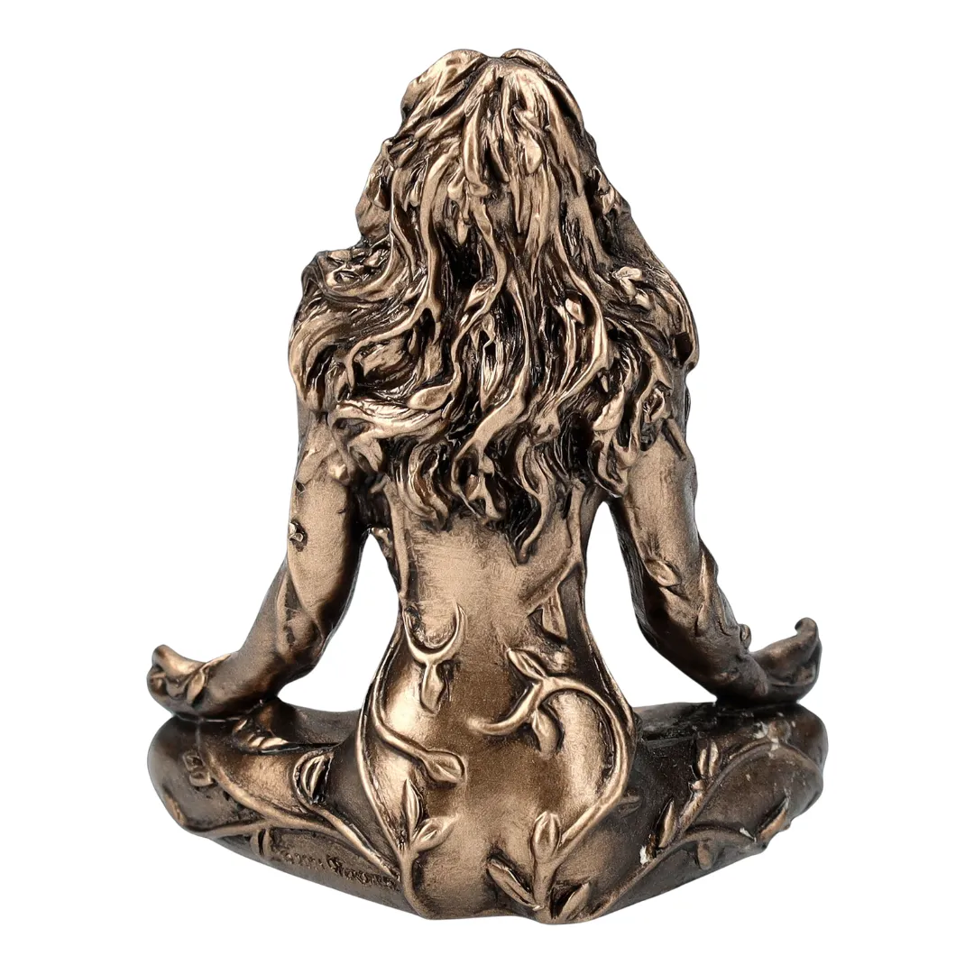 Escultura de Gaia com energia feminina e expressão serena