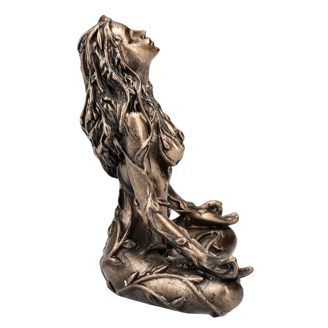 Estátua de Gaia com símbolos de fertilidade e criação natural