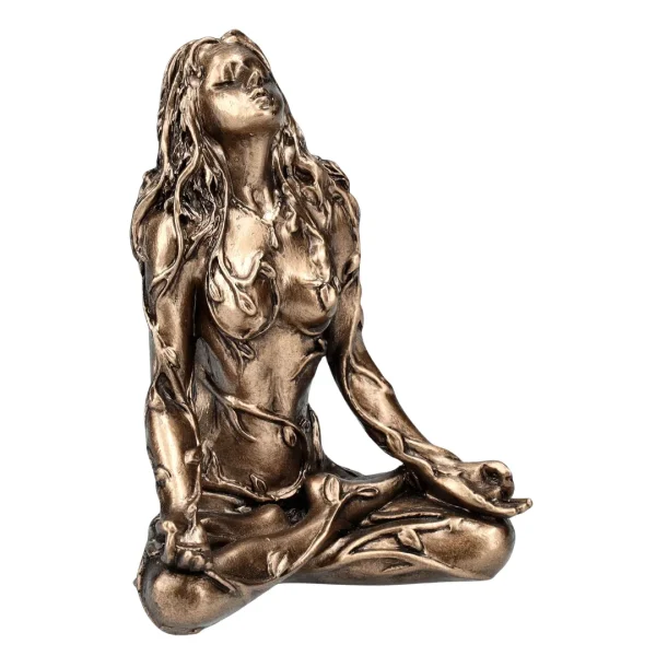 Estátua de Gaia com ligação espiritual à natureza
