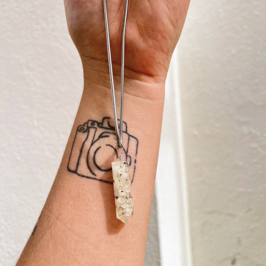 Este cristal é frequentemente associado ao estímulo da intuição e à conexão com o Eu interior