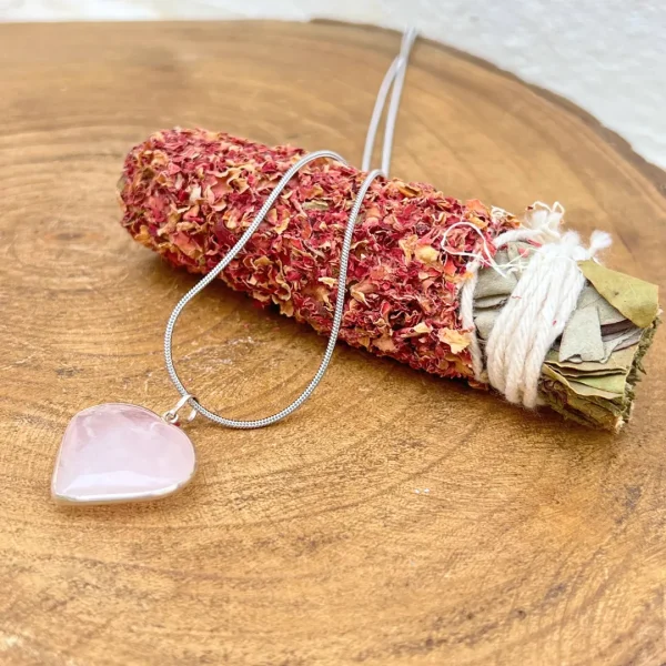 Kit In Love com tocha de rosas e fio coração de quartzo rosa disponivel na Sol Lua Milfontes