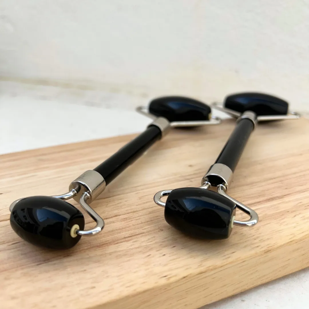 Massageador facial roller de obsidiana polida preta natural