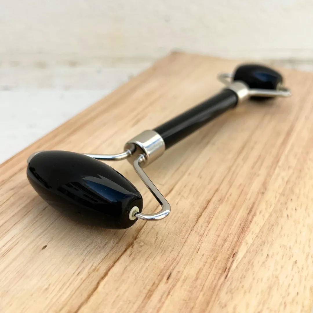Roller facial de obsidiana natural preta com acabamento polido brilhante