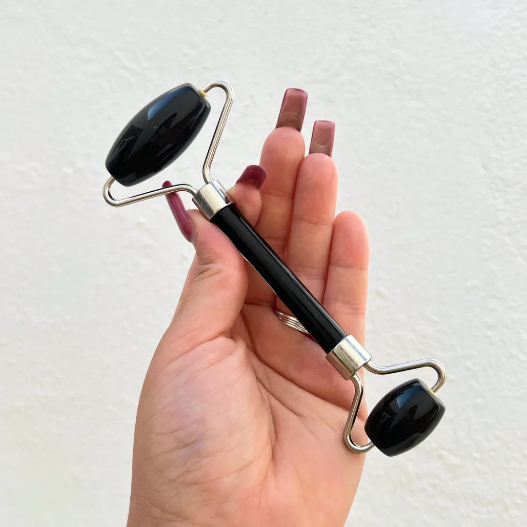 Roller de obsidiana preto natural polido para massagem facial disponivel na Sol Lua Milfontes