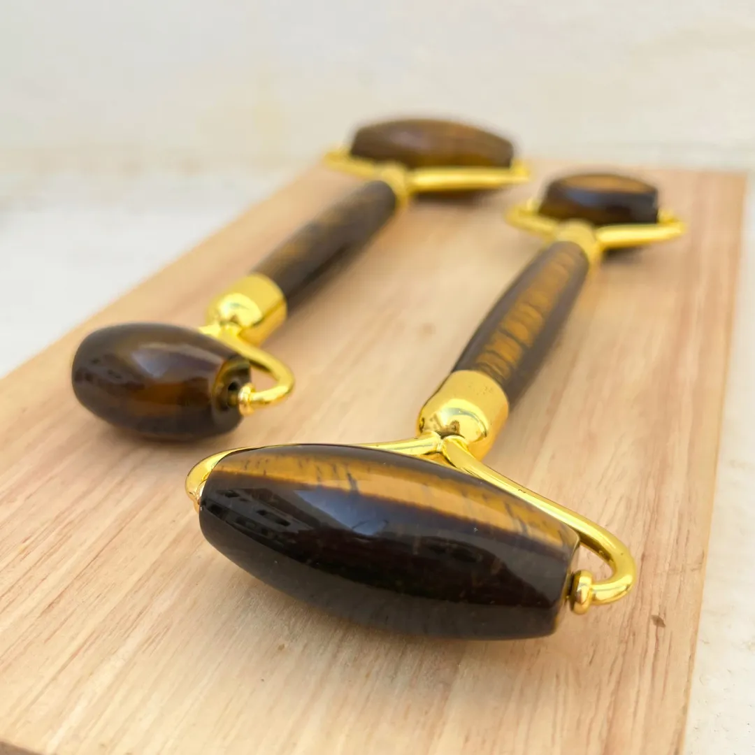Roller facial de olho de tigre natural com pedra dourada e castanha