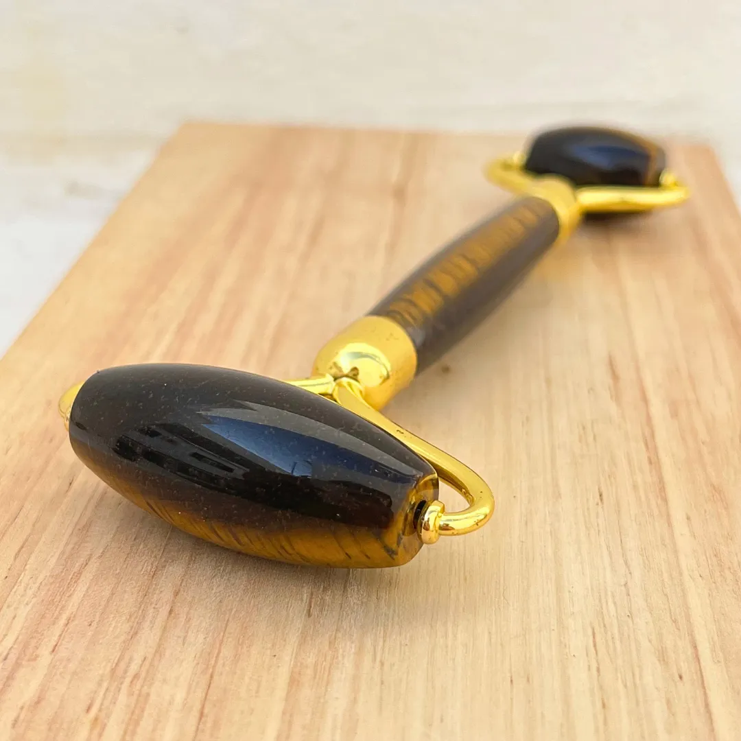 Roller facial em olho de tigre natural com tons dourados brilhantes