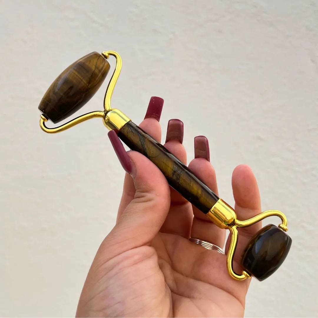 Roller facial olho de tigre natural com acabamento polido brilhante disponivel na Sol Lua Milfontes