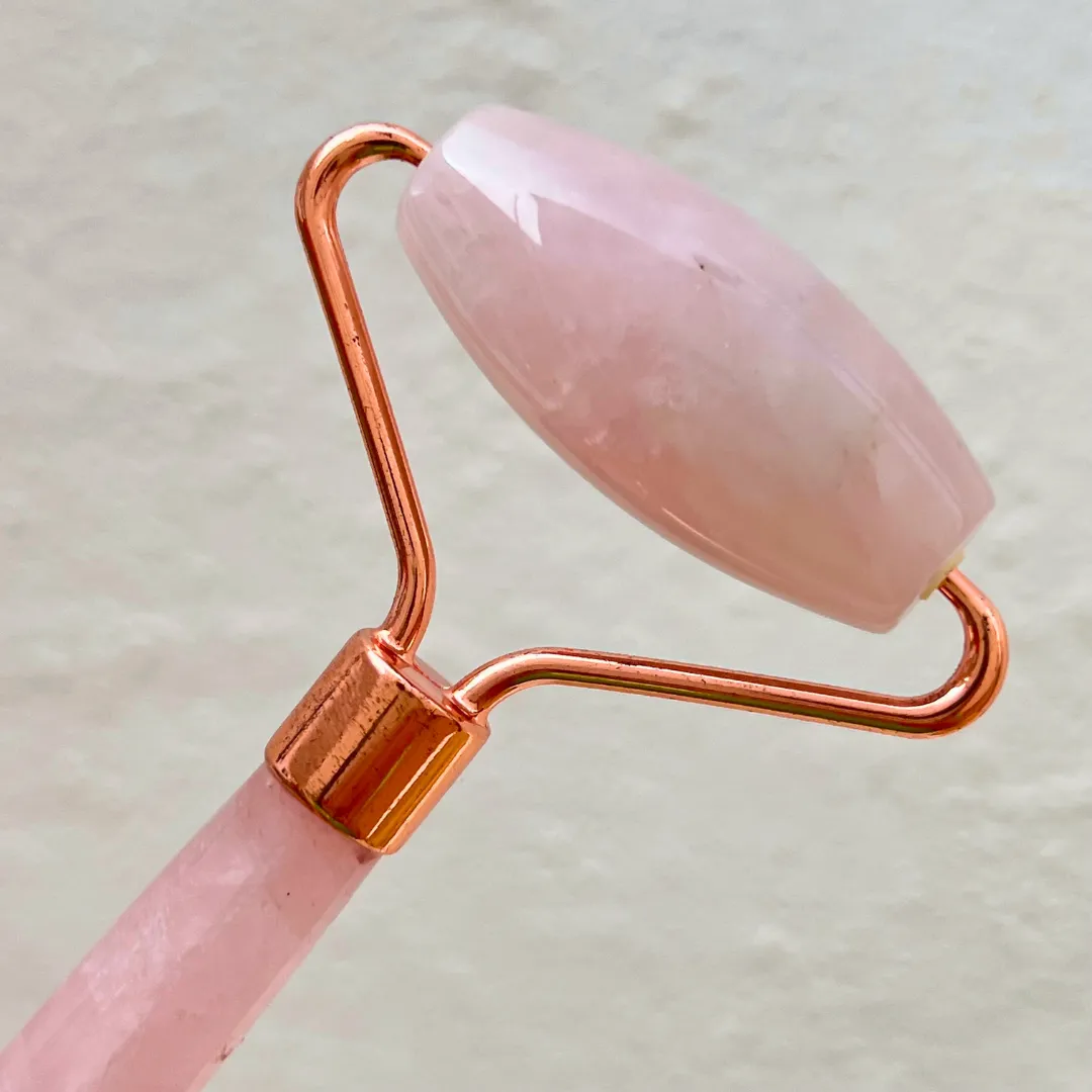 Roller facial do kit SKIN IN LOVE para massagem e energia da pele