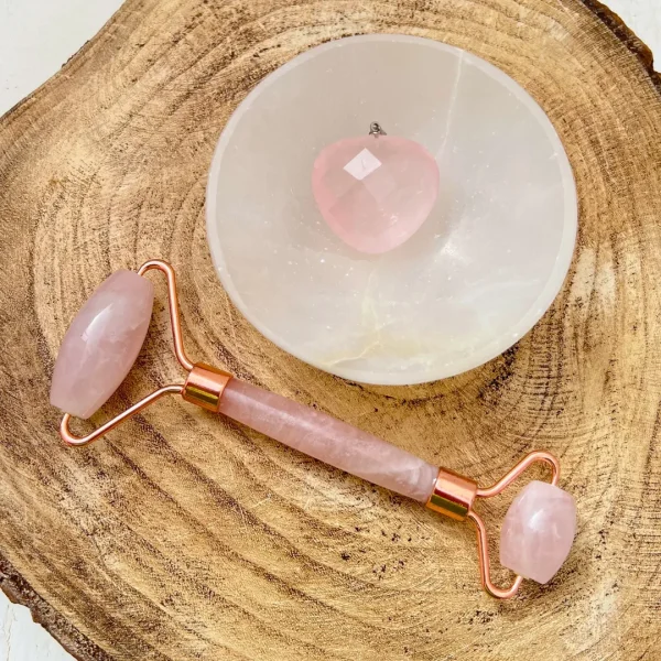 Kit SKIN IN LOVE com quartzo rosa e roller para rotina de beleza