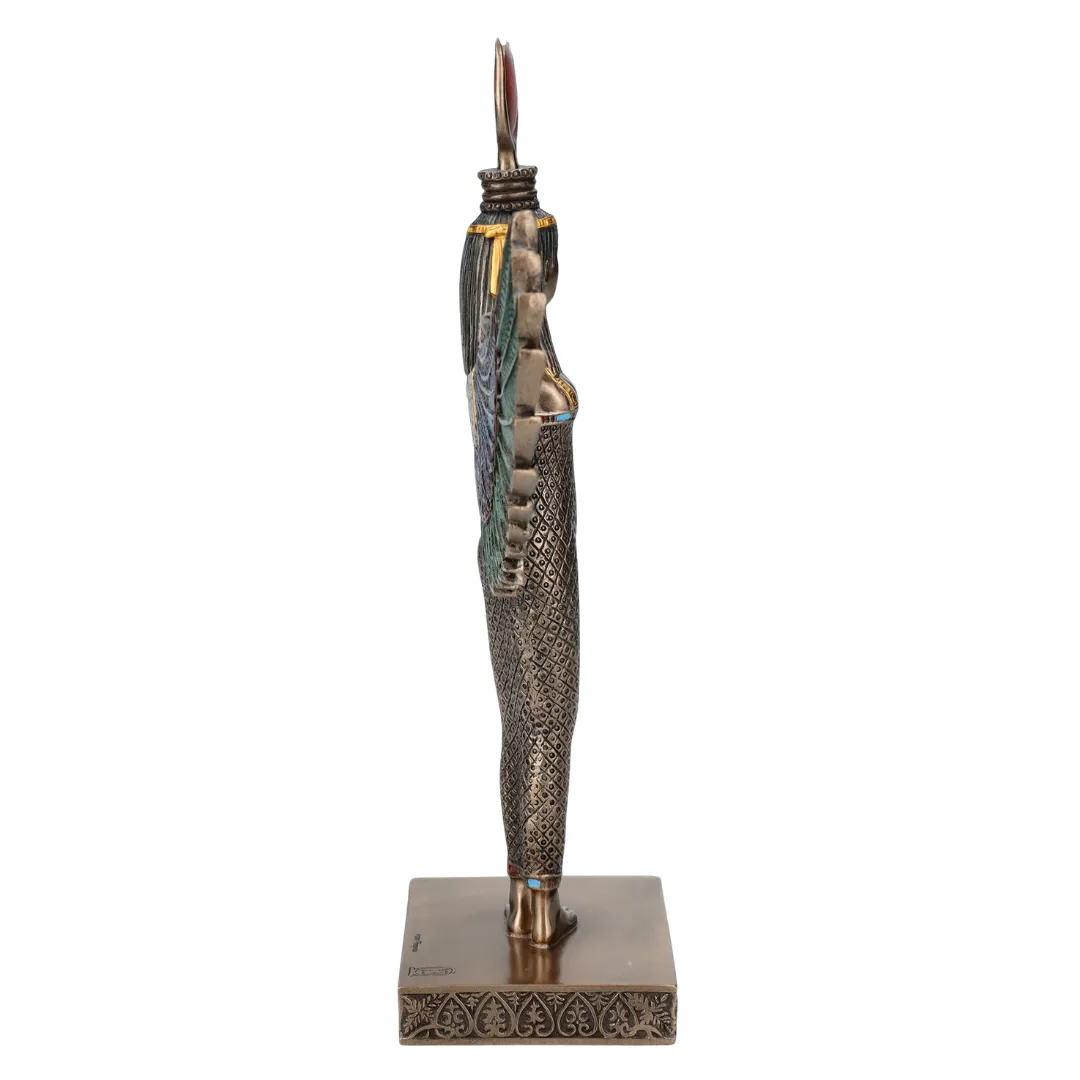 Estátua Ísis símbolo de proteção e intuição espiritual