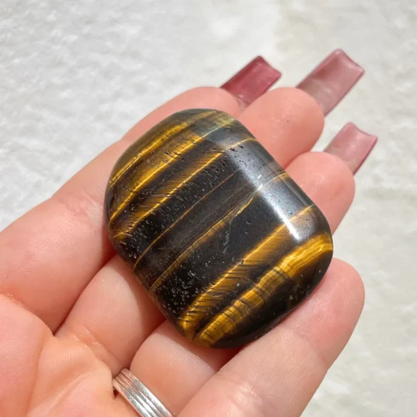 Pedra olho de tigre plano para proteção e confiança pessoal disponivel na Sol Lua Milfontes