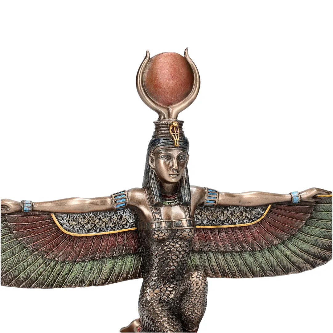 Estátua de Ísis deusa egípcia com asas simbolizando proteção e magia