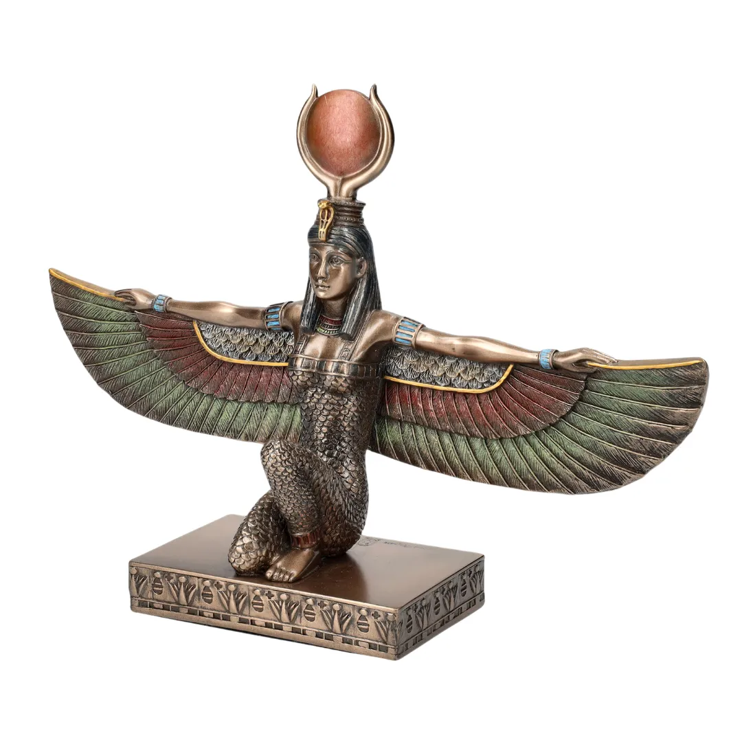 Estátua de Ísis com asas abertas representando energia espiritual feminina