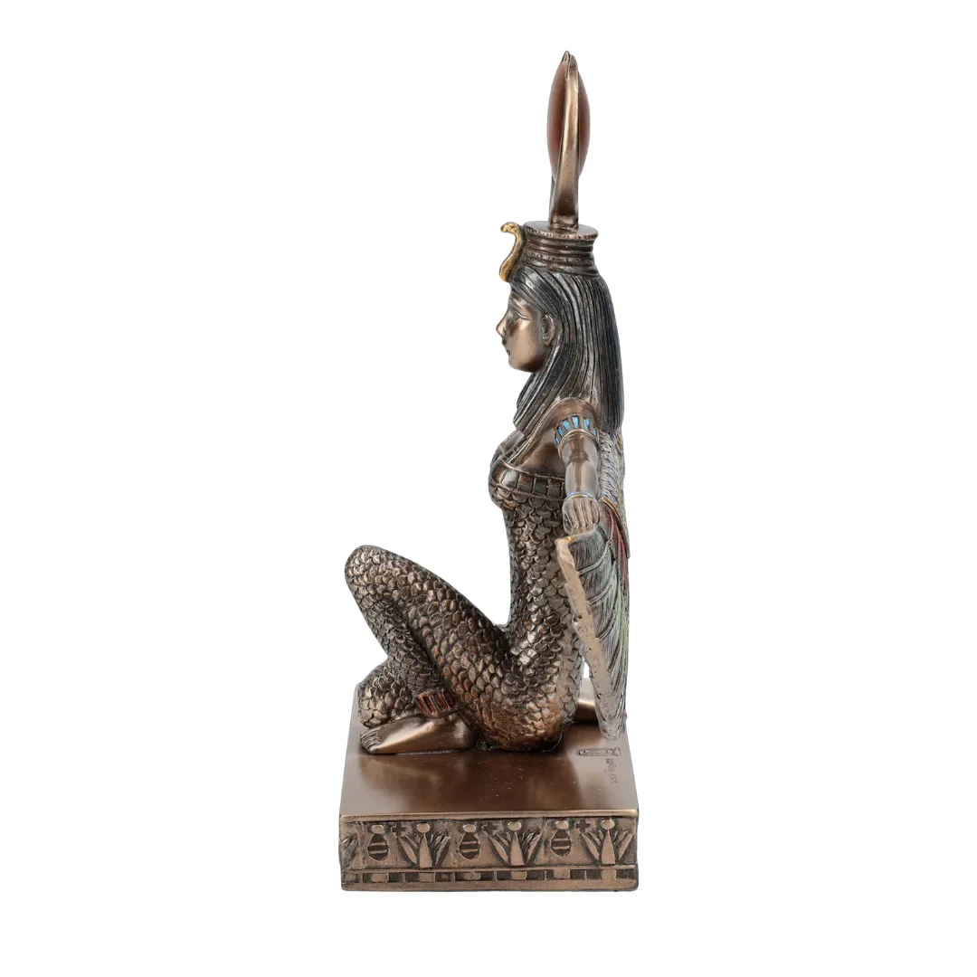Escultura de Ísis em estilo egípcio antigo com detalhes dourados