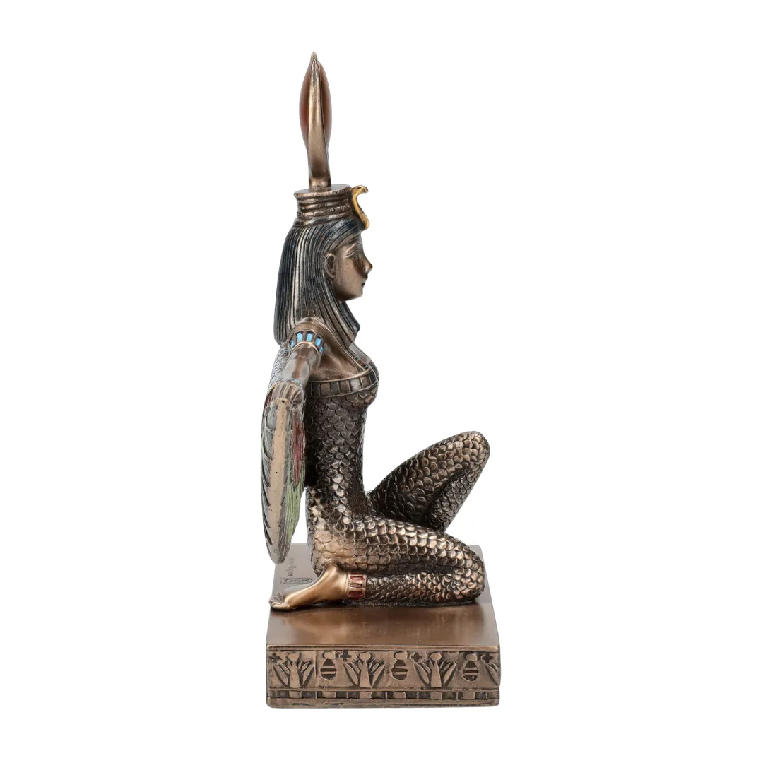 Estátua de Ísis protegendo com energia divina e luz espiritual
