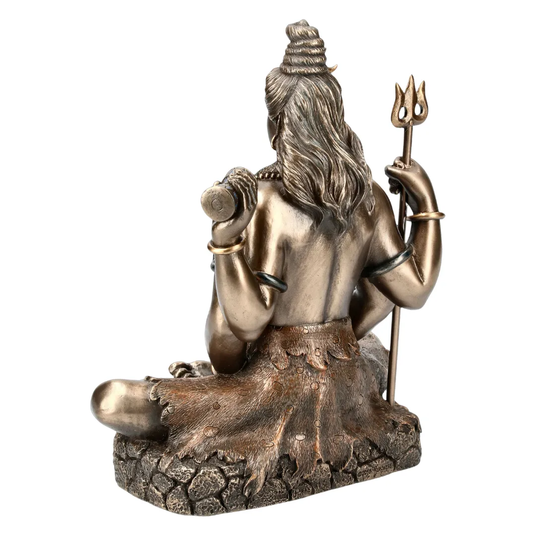 Estátua de Shiva em meditação profunda com simbolismo de paz interior
