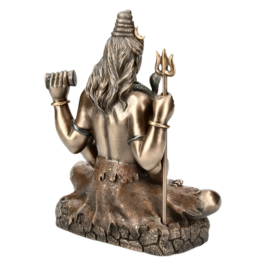 Estátua de Shiva com tridente Trishula representando poder e proteção divina