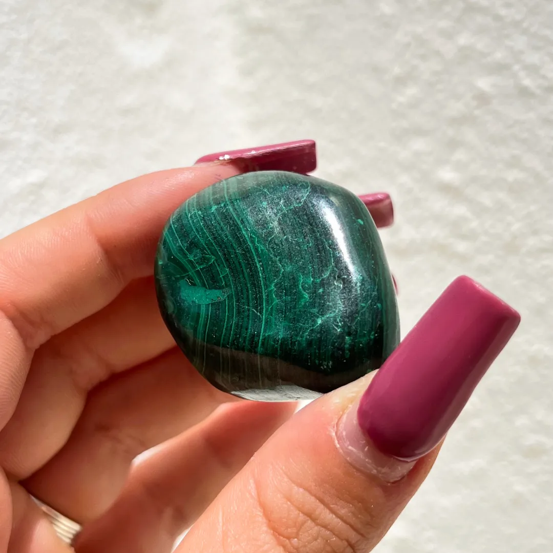 Malaquite em cristal natural com padrões verdes intensos e brilho polido