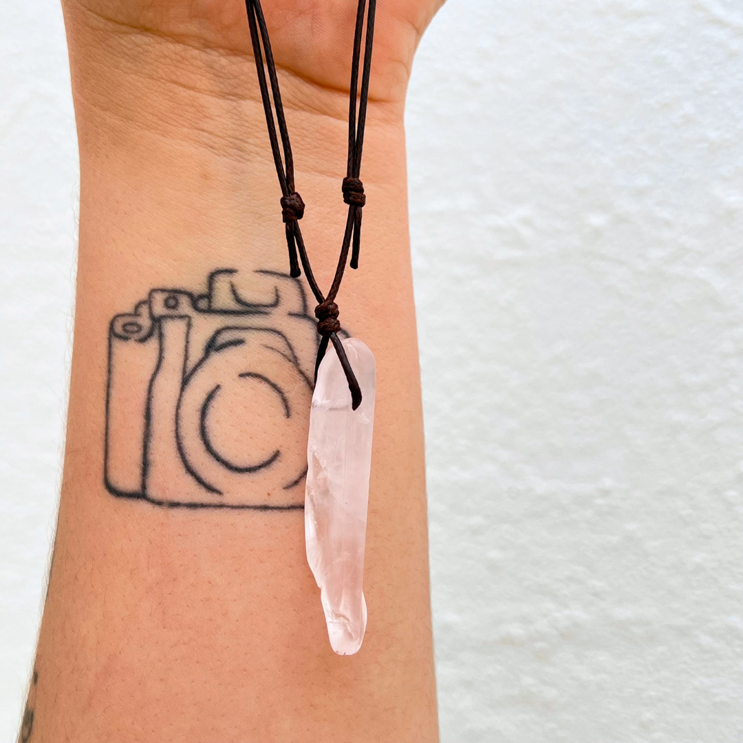 O Fio Talismã da Felicidade Quartzo Rosa, é amplamente reconhecido pela sua capacidade de atrair e irradiar energias de amor e harmonia