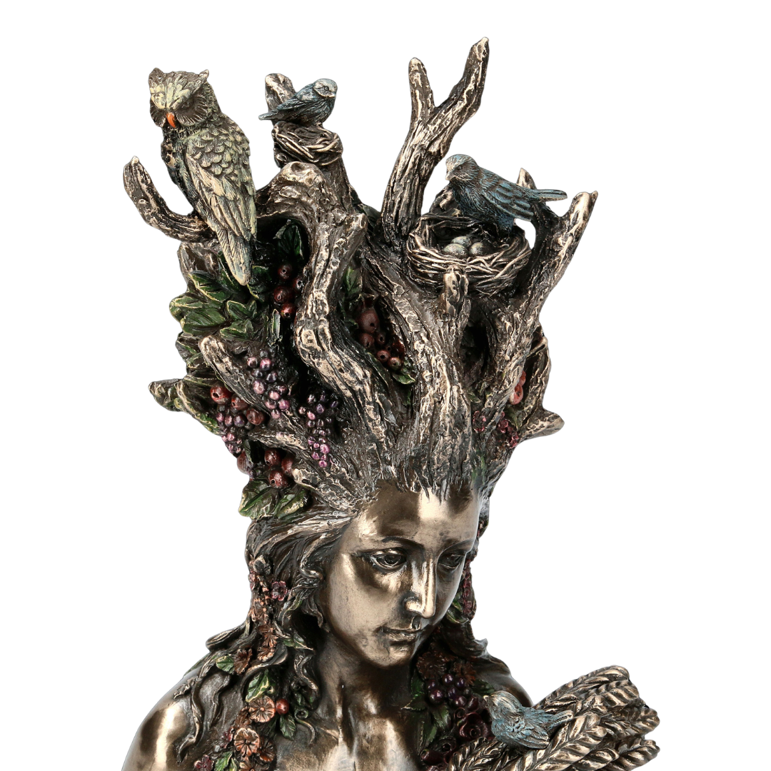 Estátua de Gaia com elementos naturais e energia espiritual