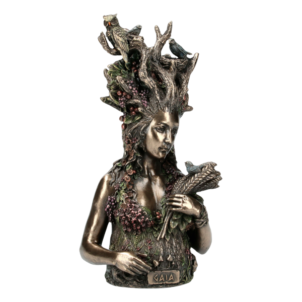 Escultura de Gaia em postura serena e energia feminina