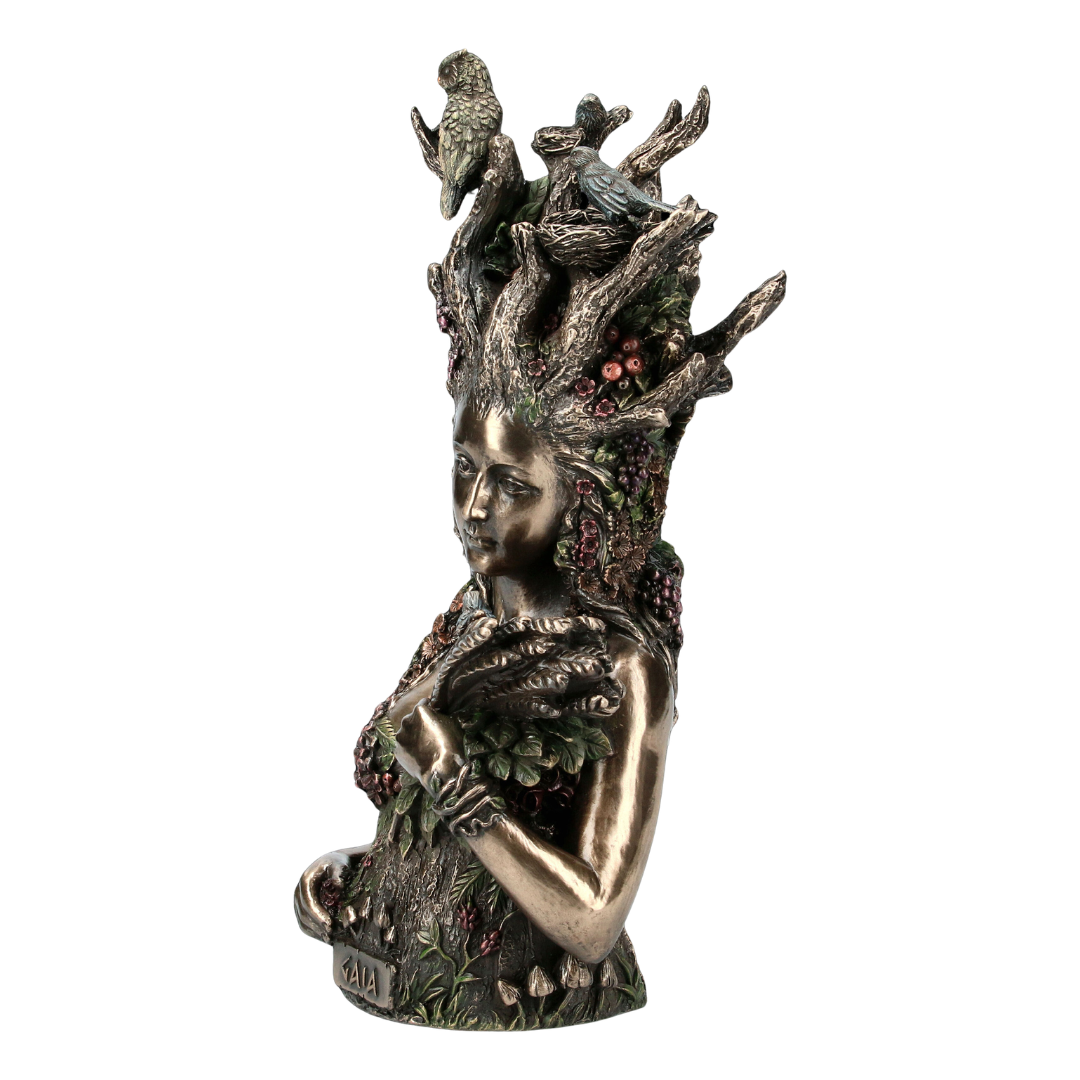 Estátua de Gaia simbolizando ciclo da vida e renovação