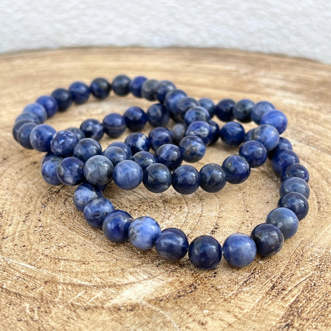 Pulseira Sodalite acalma as emoções e equilibra a energia mental.