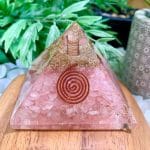 Pirâmide Orgonite Quartzo Rosa - 7x7 cm