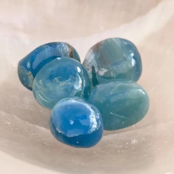 Ónix azul em cristal natural com tons azuis intensos e brilho polido disponivel na Sol Lua Milfontes
