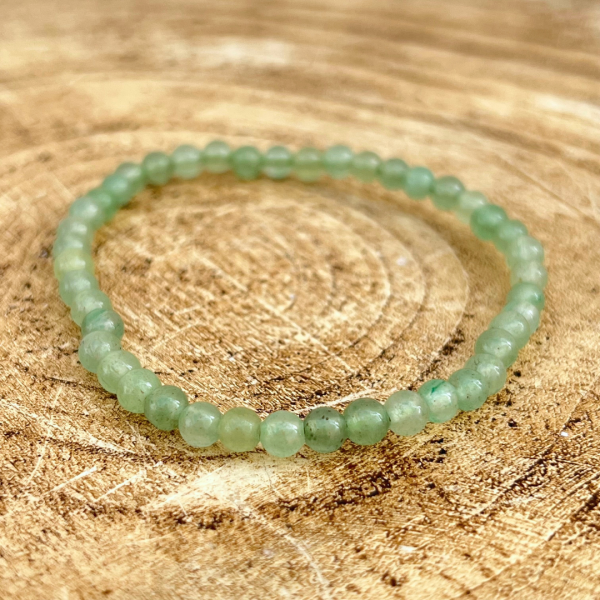 Pulseira Quartzo Verde também está associada ao amor, compaixão e cura emocional.