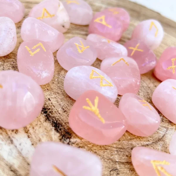 Runas Quartzo Rosa com alfabeto nórdico gravado