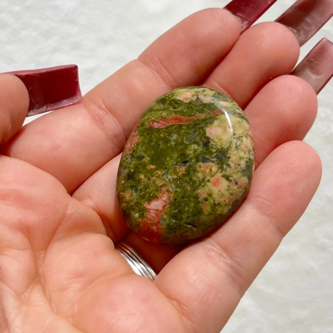 Pedra unakite plano em cristal natural para equilíbrio emocional e bem-estar disponivel na Sol Lua Milfontes
