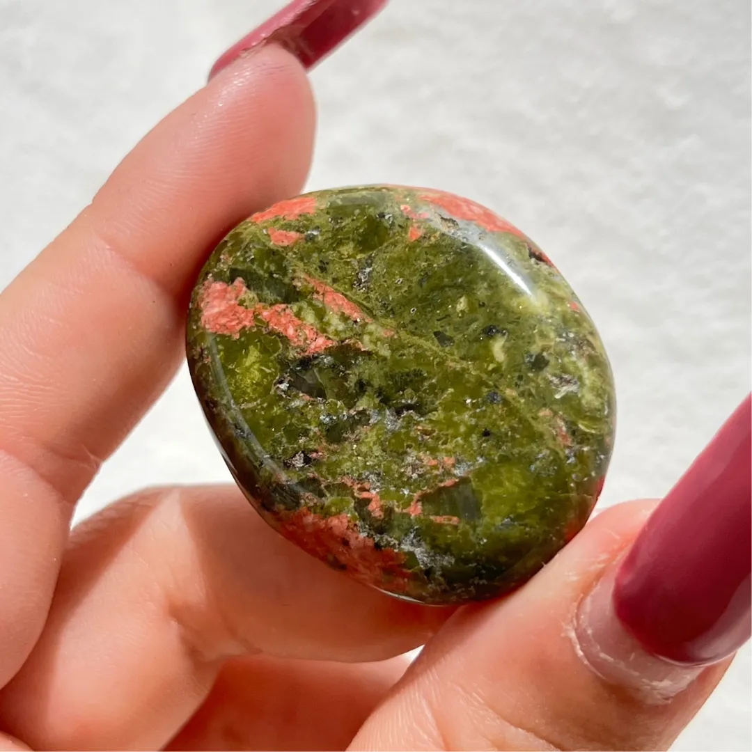 Unakite plano com tons verdes e rosados em pedra natural energética