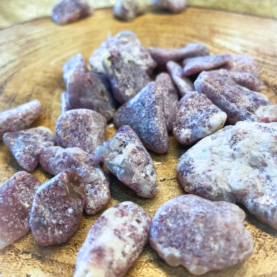 várias pedras lepidolite bruto