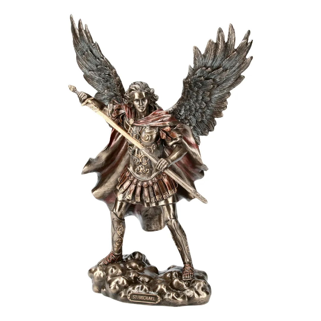 Escultura do Arcanjo Miguel em batalha espiritual contra forças negativas