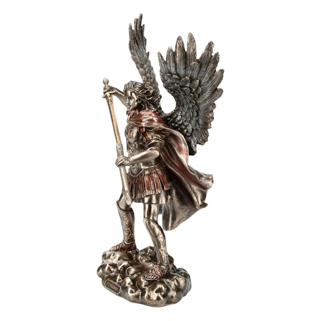 Estátua espiritual do Arcanjo Miguel com energia de proteção e fé