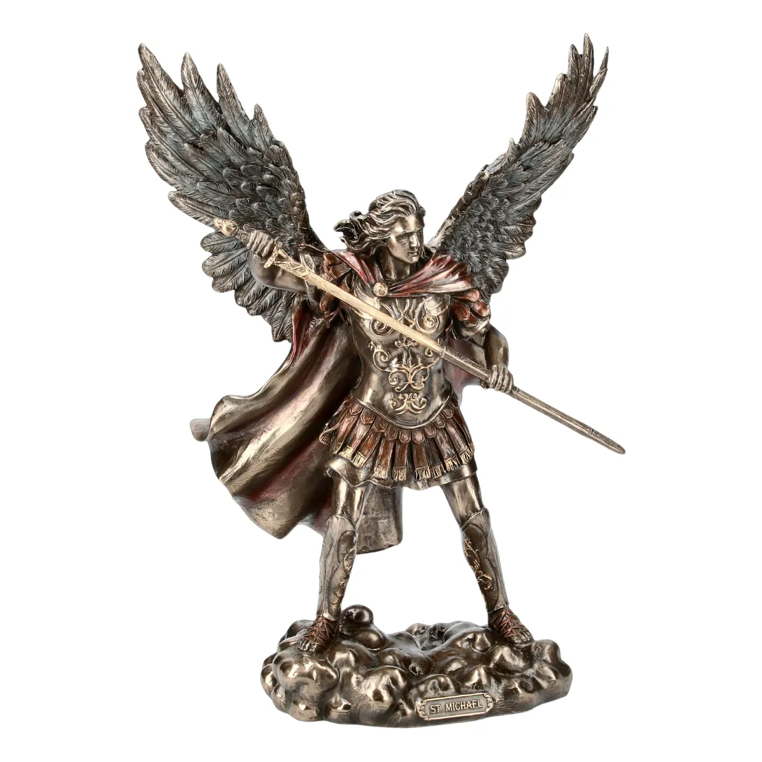 Estátua do Arcanjo Miguel com armadura celestial e energia protetora
