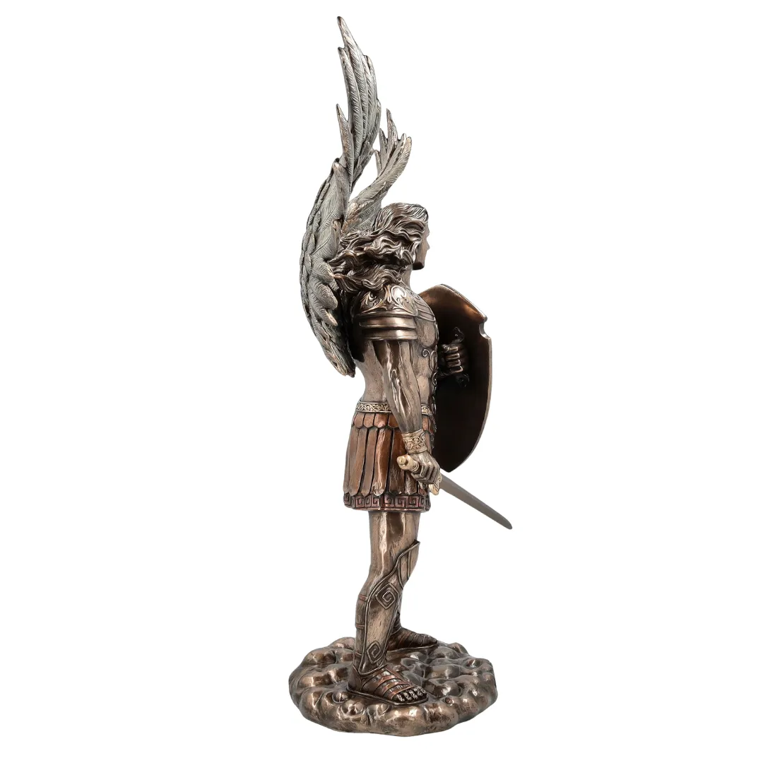 Estátua de Arcanjo Miguel com asas abertas e armadura celestial