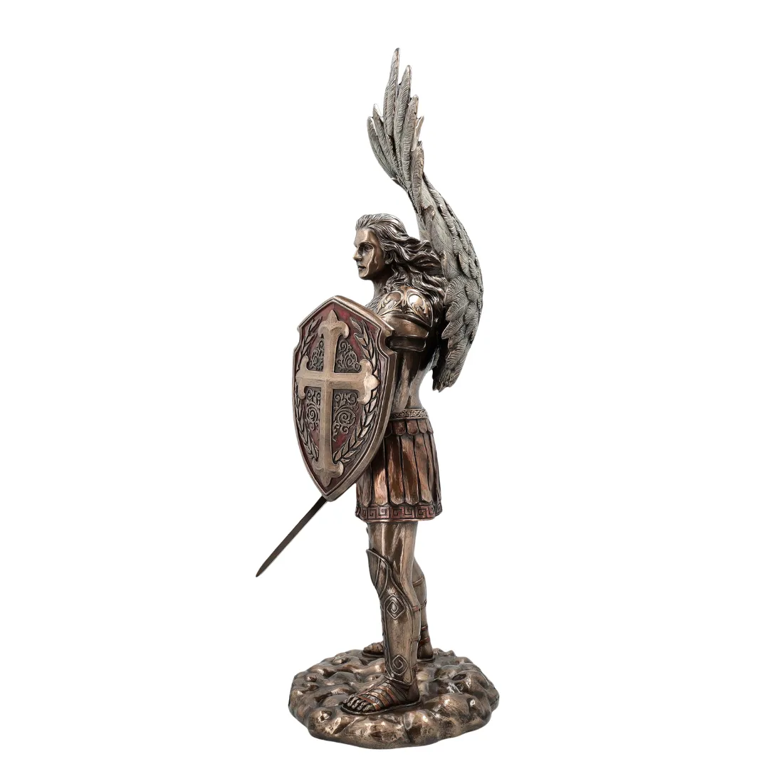 Escultura do Arcanjo Miguel em batalha espiritual com espada de luz